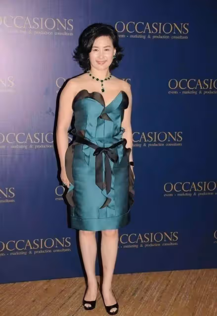 何超瓊近照曝光,「肉感身材」穿抹胸裙真有優勢,太有豪門氣質,網友:與生俱來的美感