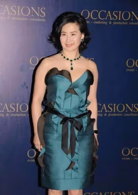 何超瓊近照曝光,「肉感身材」穿抹胸裙真有優勢,太有豪門氣質,網友:與生俱來的美感