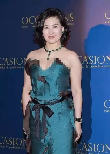 何超瓊近照曝光,「肉感身材」穿抹胸裙真有優勢,太有豪門氣質,網友:與生俱來的美感