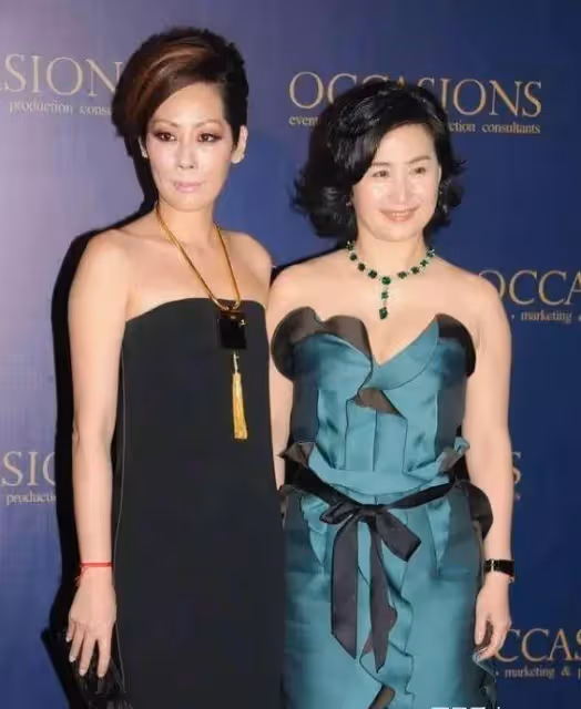 何超瓊近照曝光,「肉感身材」穿抹胸裙真有優勢,太有豪門氣質,網友:與生俱來的美感