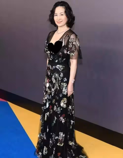 何超瓊近照曝光,「肉感身材」穿抹胸裙真有優勢,太有豪門氣質,網友:與生俱來的美感