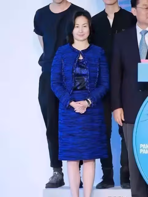 何超瓊近照曝光,「肉感身材」穿抹胸裙真有優勢,太有豪門氣質,網友:與生俱來的美感