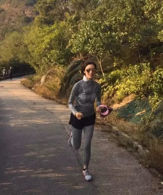 李嘉欣穿運動服山路上跑步,素顏自然大方,身材下垂的特別真實!