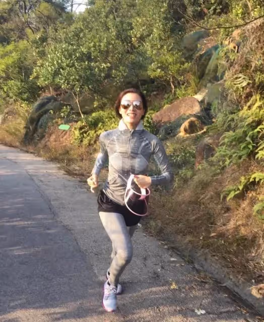 李嘉欣穿運動服山路上跑步,素顏自然大方,身材下垂的特別真實!