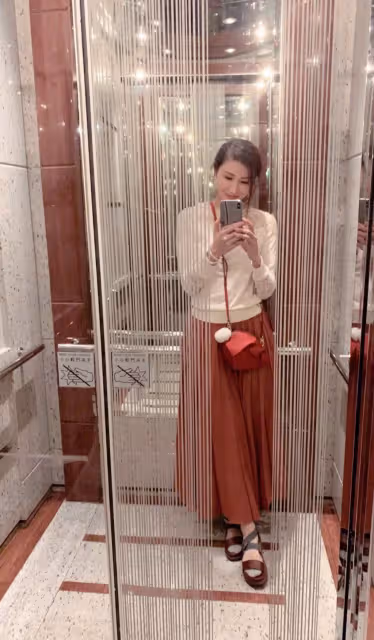李嘉欣穿運動服山路上跑步,素顏自然大方,身材下垂的特別真實!