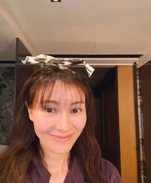 李嘉欣穿運動服山路上跑步,素顏自然大方,身材下垂的特別真實!