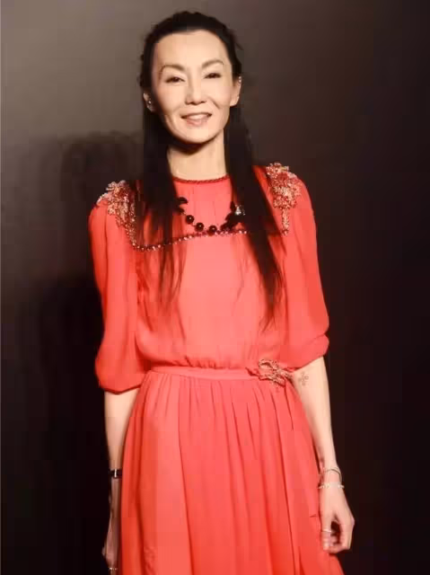 張曼玉還是敗給歲月,穿一身紅裙瘦到「脫相」, 憔悴到讓人心疼,網友:她只是不想整容