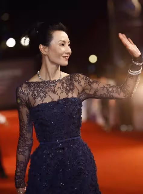 張曼玉還是敗給歲月,穿一身紅裙瘦到「脫相」, 憔悴到讓人心疼,網友:她只是不想整容