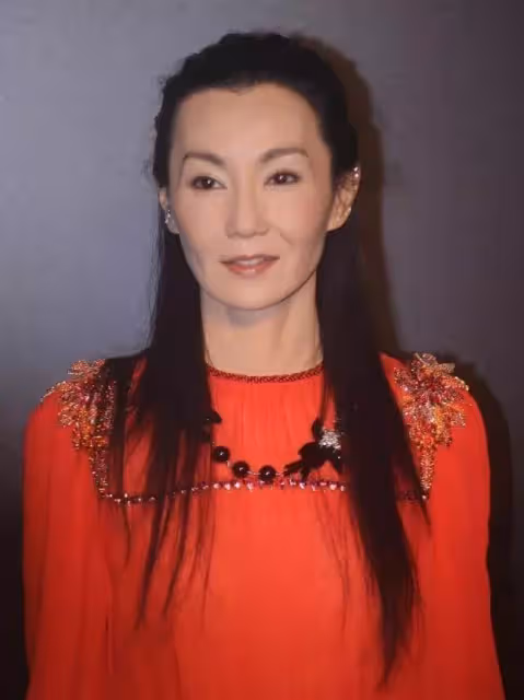張曼玉還是敗給歲月,穿一身紅裙瘦到「脫相」, 憔悴到讓人心疼,網友:她只是不想整容