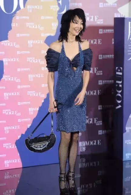 張曼玉還是敗給歲月,穿一身紅裙瘦到「脫相」, 憔悴到讓人心疼,網友:她只是不想整容