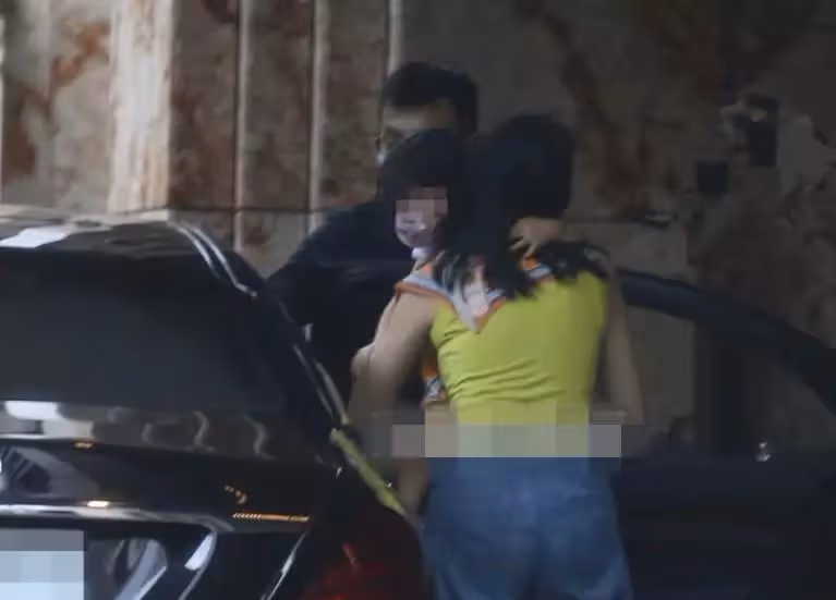關之琳前夫新戀情曝光!小30歲女友身材出眾,媒體爆料已生育1歲女兒
