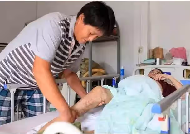 夫妻AA制30年後,男人重病住院,要求老婆伺候自己,妻回應:照顧你可以,每天給我1300塊