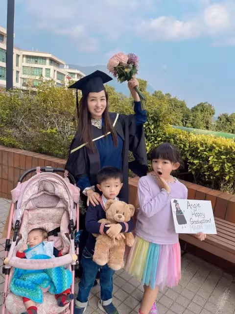 港姐碩士畢業!40歲一邊帶3個娃一邊讀書,幼子才3個月大,網友大讚:不愧是全能媽媽