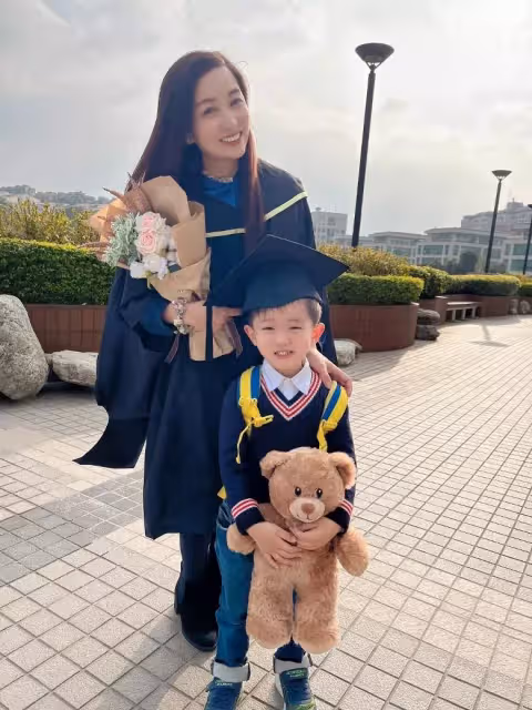 港姐碩士畢業!40歲一邊帶3個娃一邊讀書,幼子才3個月大,網友大讚:不愧是全能媽媽