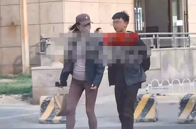 白百何小腹微凸被疑懷三胎 她的二胎生父是誰?