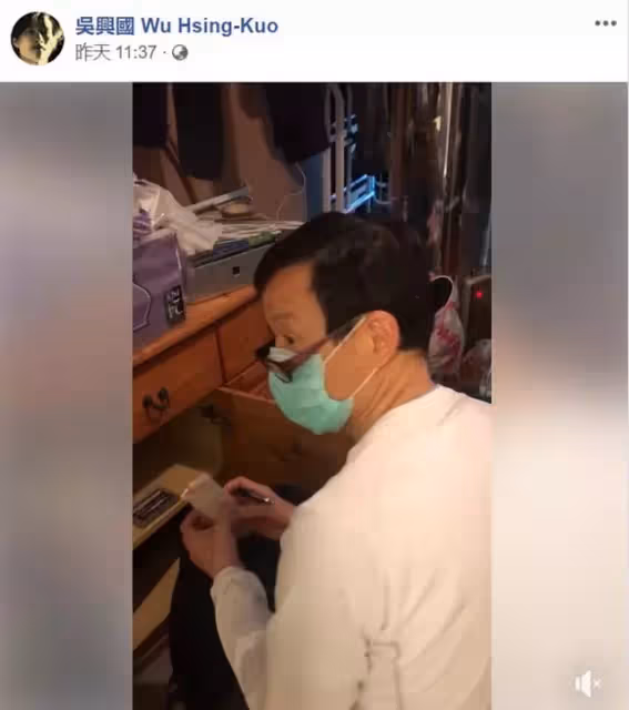 67歲「仇笑痴」的近照曝光!戴老花鏡難掩老態但氣質依舊,與「貌美妻子」結婚30年仍恩愛如初