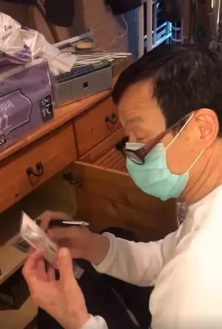 67歲「仇笑痴」的近照曝光!戴老花鏡難掩老態但氣質依舊,與「貌美妻子」結婚30年仍恩愛如初