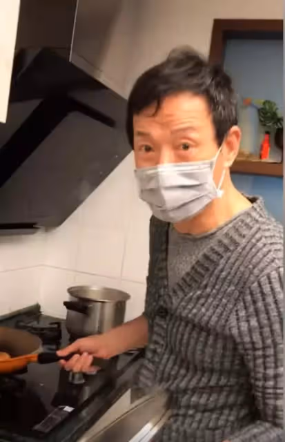 67歲「仇笑痴」的近照曝光!戴老花鏡難掩老態但氣質依舊,與「貌美妻子」結婚30年仍恩愛如初