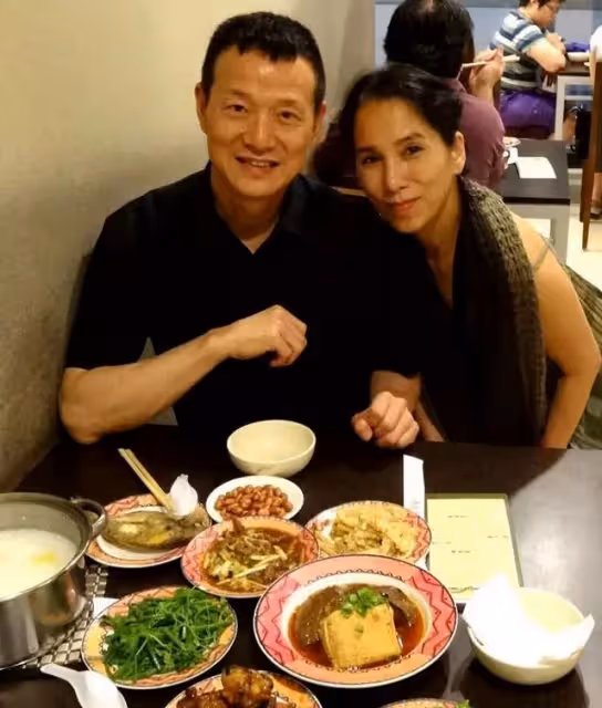 67歲「仇笑痴」的近照曝光!戴老花鏡難掩老態但氣質依舊,與「貌美妻子」結婚30年仍恩愛如初