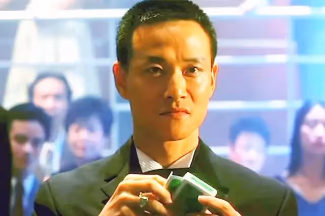 67歲「仇笑痴」的近照曝光！戴老花鏡難掩老態但氣質依舊，與「貌美妻子」結婚30年仍恩愛如初