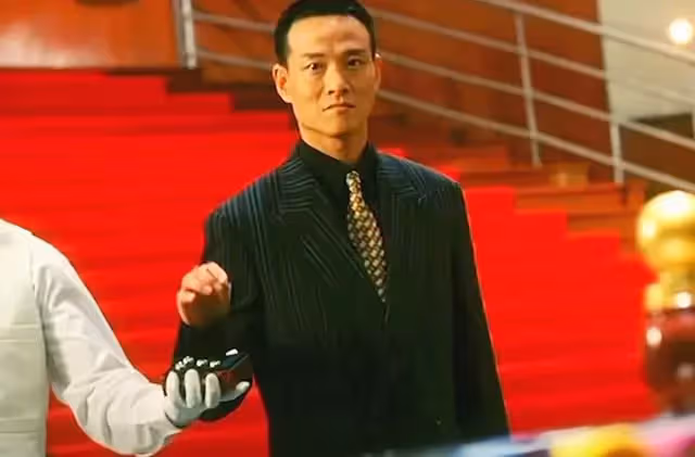 67歲「仇笑痴」的近照曝光！戴老花鏡難掩老態但氣質依舊，與「貌美妻子」結婚30年仍恩愛如初