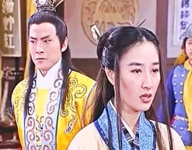 67歲「仇笑痴」的近照曝光！戴老花鏡難掩老態但氣質依舊，與「貌美妻子」結婚30年仍恩愛如初