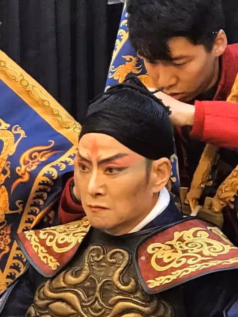67歲「仇笑痴」的近照曝光！戴老花鏡難掩老態但氣質依舊，與「貌美妻子」結婚30年仍恩愛如初
