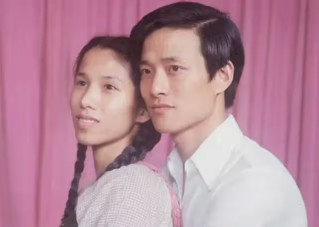 67歲「仇笑痴」的近照曝光！戴老花鏡難掩老態但氣質依舊，與「貌美妻子」結婚30年仍恩愛如初