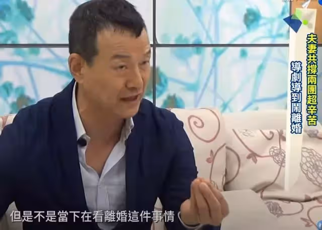 67歲「仇笑痴」的近照曝光！戴老花鏡難掩老態但氣質依舊，與「貌美妻子」結婚30年仍恩愛如初