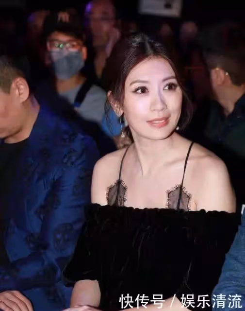 賈靜雯膽真大,吊帶裙竟敢這麼穿,網友: 44歲也瘋狂!