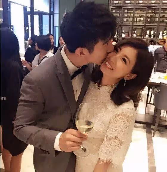 賈靜雯膽真大,吊帶裙竟敢這麼穿,網友: 44歲也瘋狂!