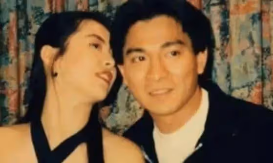 王祖賢坐在劉德華腿上時,誰注意到華仔手的位置?細節見人品!