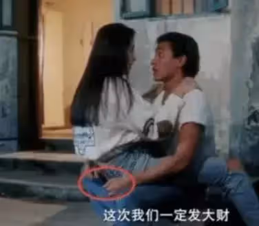 王祖賢坐在劉德華腿上時,誰注意到華仔手的位置?細節見人品!
