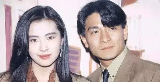 王祖賢坐在劉德華腿上時,誰注意到華仔手的位置?細節見人品!