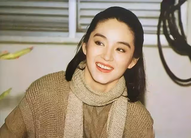 林青霞女兒大氣,邱淑貞女兒清純靚麗,鐘鎮濤女兒俏皮可愛,看到鄭佩佩女兒,網友:驚豔眾人!