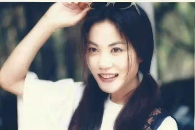 林青霞女兒大氣,邱淑貞女兒清純靚麗,鐘鎮濤女兒俏皮可愛,看到鄭佩佩女兒,網友:驚豔眾人!