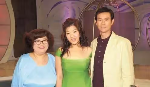 林青霞女兒大氣,邱淑貞女兒清純靚麗,鐘鎮濤女兒俏皮可愛,看到鄭佩佩女兒,網友:驚豔眾人!