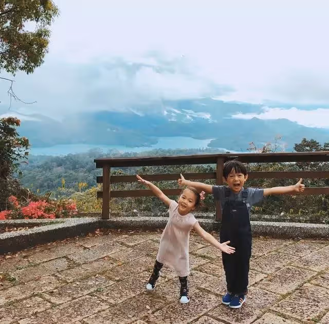 隋棠兒女「遺傳父母甜酒窩」拍照姿勢超專業!新年全家登山「40歲仍美成少女」網讚:真的嫁對人
