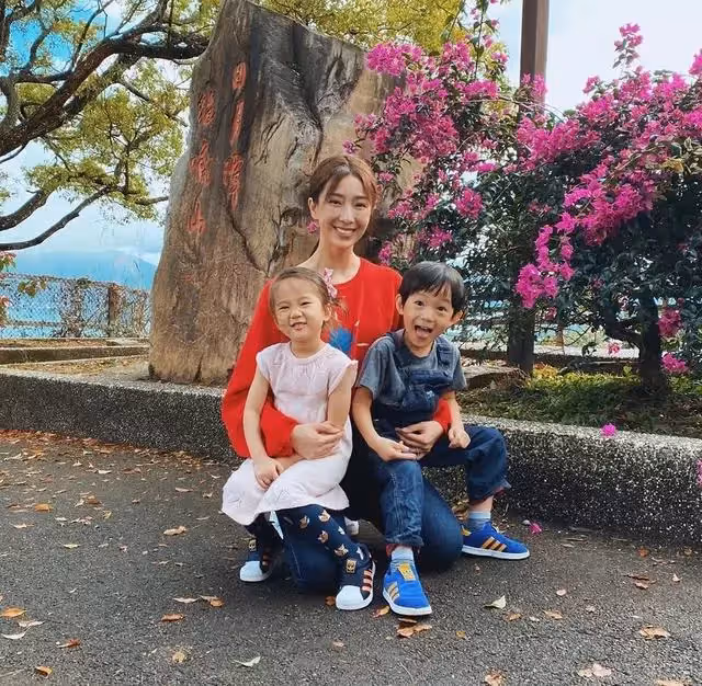 隋棠兒女「遺傳父母甜酒窩」拍照姿勢超專業!新年全家登山「40歲仍美成少女」網讚:真的嫁對人