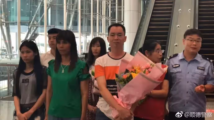 苦尋13年!女兒5歲走失「如今18歲成美國學霸」 跨國尋親淚喊:你就是我的父親