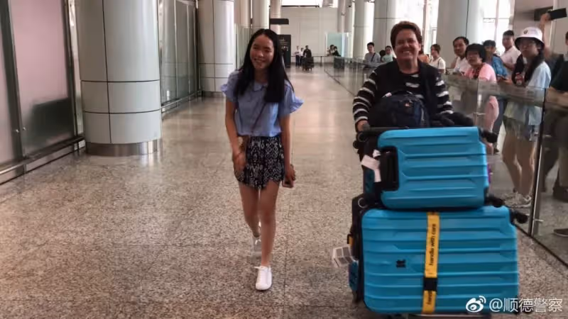 苦尋13年!女兒5歲走失「如今18歲成美國學霸」 跨國尋親淚喊:你就是我的父親