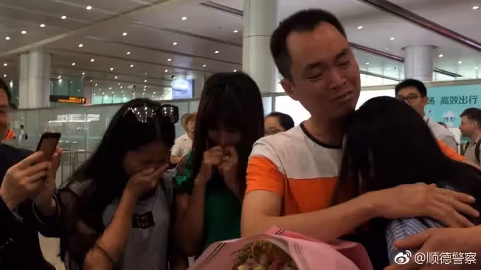 苦尋13年!女兒5歲走失「如今18歲成美國學霸」 跨國尋親淚喊:你就是我的父親