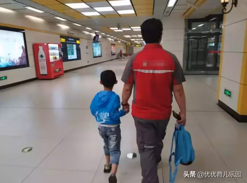 快遞員爸爸捷運中睡著!兒子高舉「手寫紙條」一路保駕護航,暖哭網友:是來報恩的吧?