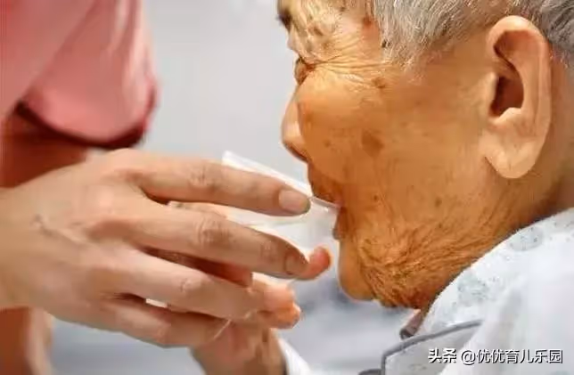 快遞員爸爸捷運中睡著!兒子高舉「手寫紙條」一路保駕護航,暖哭網友:是來報恩的吧?