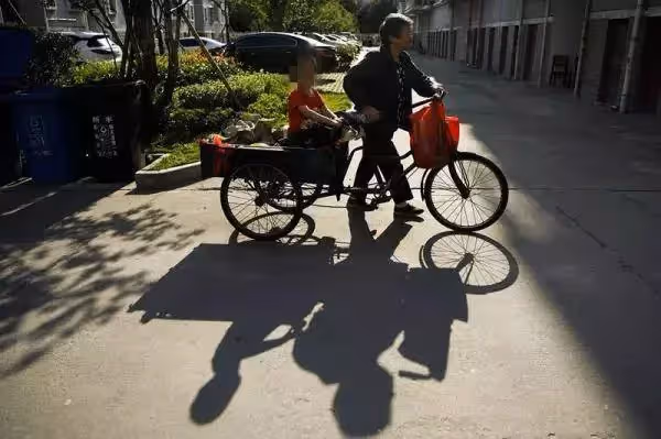 爸媽都不在,4歲男孩與72歲外婆相依為命,靠拾荒為生,捨不得送養好人家:我得把他照顧好