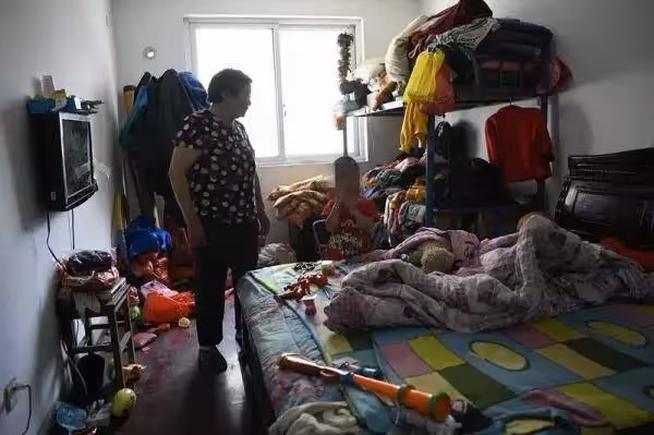 爸媽都不在,4歲男孩與72歲外婆相依為命,靠拾荒為生,捨不得送養好人家:我得把他照顧好