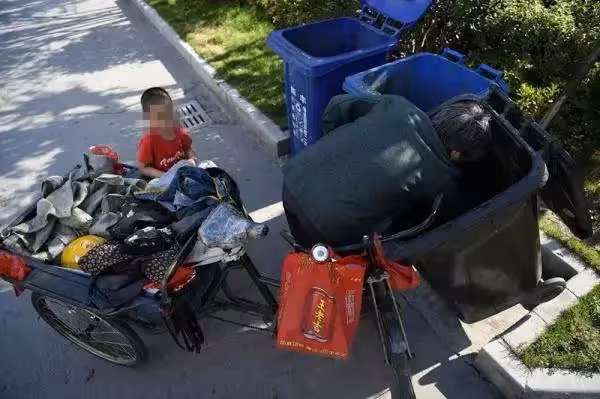 爸媽都不在,4歲男孩與72歲外婆相依為命,靠拾荒為生,捨不得送養好人家:我得把他照顧好