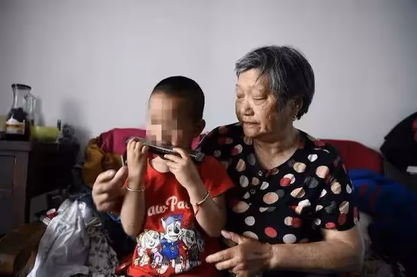 爸媽都不在,4歲男孩與72歲外婆相依為命,靠拾荒為生,捨不得送養好人家:我得把他照顧好