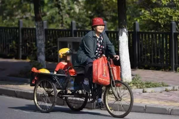 爸媽都不在,4歲男孩與72歲外婆相依為命,靠拾荒為生,捨不得送養好人家:我得把他照顧好
