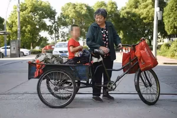 爸媽都不在,4歲男孩與72歲外婆相依為命,靠拾荒為生,捨不得送養好人家:我得把他照顧好
